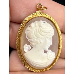 Vintage Cameo Pendant Gold Tone